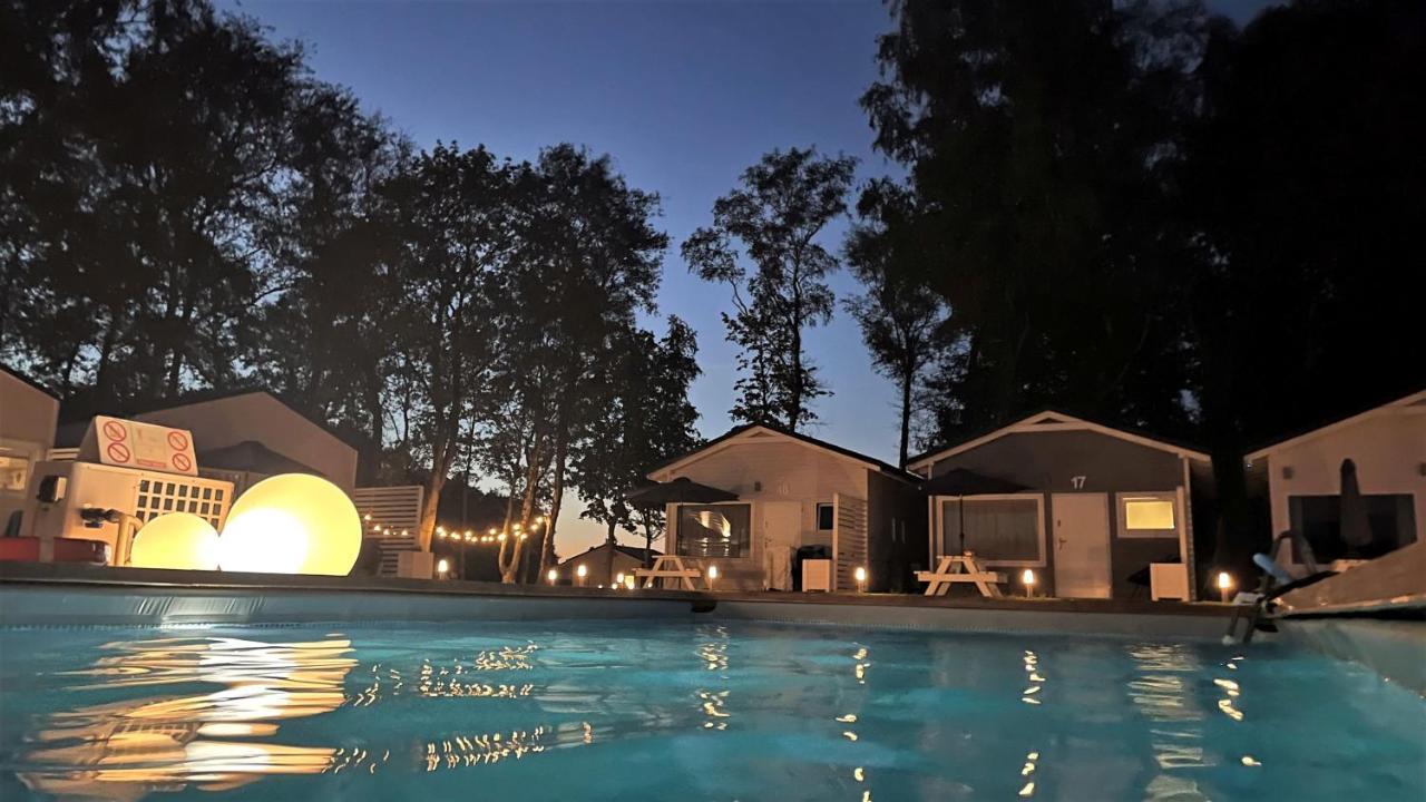 Lumi Resort Domki Letniskowe Z Podgrzewanym Basenem Ревал Екстериор снимка
