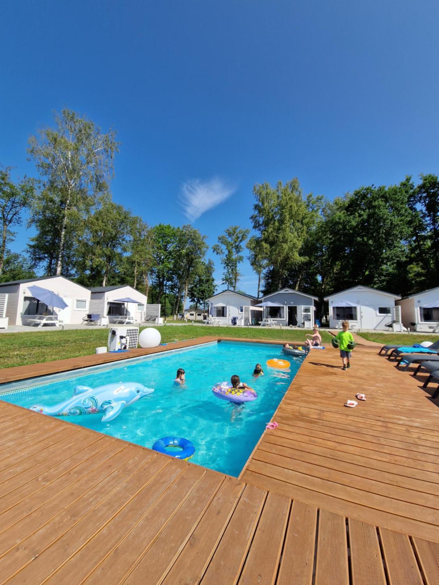 Lumi Resort Domki Letniskowe Z Podgrzewanym Basenem Ревал Екстериор снимка